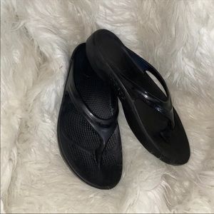 Oofos thong flip flops👣